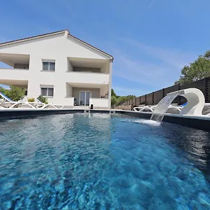 Vlado Mitar Apartment Sukošan